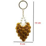 Hardal sarısı örgü anahtarlığın yakın plan ilmek ve doku kalitesi