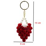 Kırmızı amigurumi üzerindeki inci süslemelerin yakın plan detayları