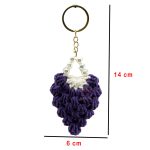 Mor amigurumi üzerindeki inci süslemelerin yakın plan detay çekimi