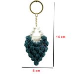 Petrol rengi örgü anahtarlığın yakın plan dokusu ve ilmekleri