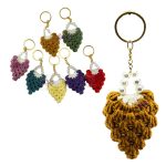 Kadın çantasında aksesuar olarak kullanılan hardal rengi amigurumi