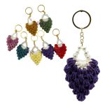 Şık bir çantaya takılmış inci detaylı mor amigurumi anahtarlık