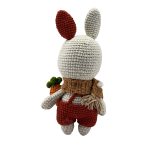 Kahverengi tulumlu amigurumi tavşan bebeğin arka kısımdan dikiş ve el emeği detayı