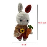 Kahverengi tulumlu atkılı amigurumi tavşan bebek stand üzerinde dik duruşu