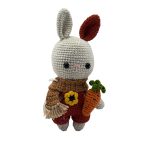 Kahverengi tulumlu amigurumi tavşan sonbahar temalı atkılı ön çekim görseli