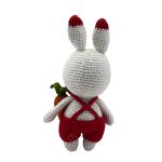 Kırmızı tulumlu amigurumi tavşan arka profil çekimi el işçiliği ve hediye paketi detayları
