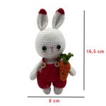 Amigurumi tavşan kırmızı tulum dokusu ve hediye kalitesinde örgü işçiliği detay görünümü