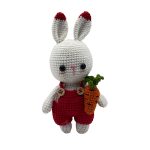 Kırmızı tulumlu amigurumi tavşan beyaz kulaklı hediyelik oyuncak ön plan çekimi