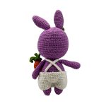 Mor renkli amigurumi tavşan arka profil çekimi el işçiliği dikiş kalitesi PintiPlaza