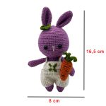 Amigurumi tavşan mor renk örgü dokusu ve beyaz tulum işçiliği detay görüntüsü