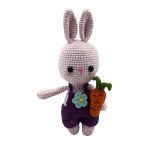 Pembe mor amigurumi tavşan sevimli çiçekli ve havuçlu ön plan çekimi