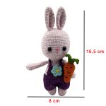 Pembe mor amigurumi tavşan bebek stand üzerinde dik duruşu çiçek detayı
