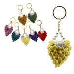 Sırt çantasına takılmış dekoratif sarı renkli amigurumi anahtarlık