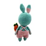 Su yeşili amigurumi tavşan örgü dokusu ve pembe tulum detay görüntüsü