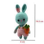 Su yeşili amigurumi tavşan bebek stand üzerinde dik duruş pozisyonu