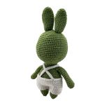 Yeşil renkli amigurumi tavşan arka profil çekimi el işçiliği dikiş kalitesi