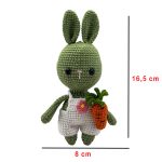 Yeşil renkli amigurumi tavşan bebek stand üzerinde dik duruş pozisyonu havuçlu
