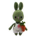 Yeşil renkli amigurumi tavşan beyaz elbiseli ve havuçlu ön plan çekimi
