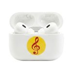 Bluetooth Kulaklık Yeni Nesil Kablosuz modelinin müzik notası logolu şarj kutusu açık ve kulaklıklar içerisindeyken tam ön görünümü.