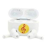Uzun pil ömürlü yeni nesil kablosuz bluetooth kulaklık teklerinin şarj kutusu önünde konumlandırılmış ergonomik tasarımı.